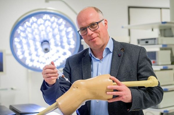 Voorbeeld hoe Prof. Marcel Karperien hydrogel in het kraakbeen inbrengt. © Emiel Muijderman